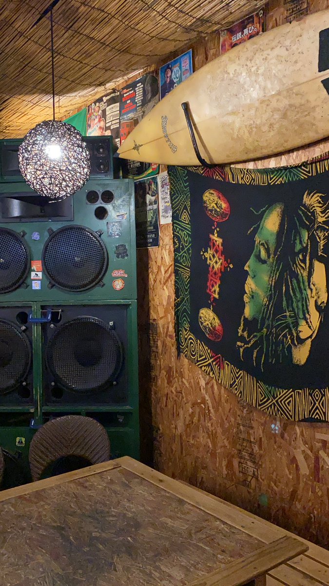 今夜もオープンしました！

雨が降ったりやんだり
嫌な天気が続きますが

ボブマーリーの言葉に

雨にただ濡れる人もいれば
雨を感じることが出来る人もいる

なるほど。流石はボブさん。
因みにジャマイカの雨は
日本の雨よりヤバいです😂

今夜もレゲエ鳴らして
お待ちしております！