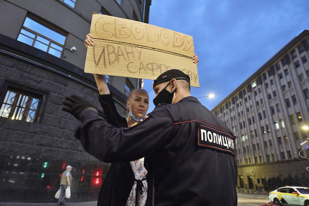 Russian authorities are detaining and fining dozens of journalists for peacefully protesting for colleagues facing criminal prosecution for their journalism work. Sometimes the coronavirus is the pretext, then the journalists are packed into cramped cells. trib.al/Lr4o6LS