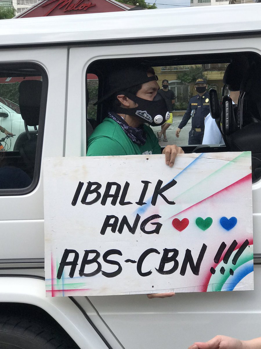 itsShowtimeNa's tweet photo. Madlang People ‼‼‼‼
#NoToABSCBNFranchiseDenial ❤💚💙☝🏼
#NoToABSCBNFranchiseDenial ❤💚💙☝🏼
#NoToABSCBNFranchiseDenial ❤💚💙☝🏼 https://t.co/wr34ELKmpA