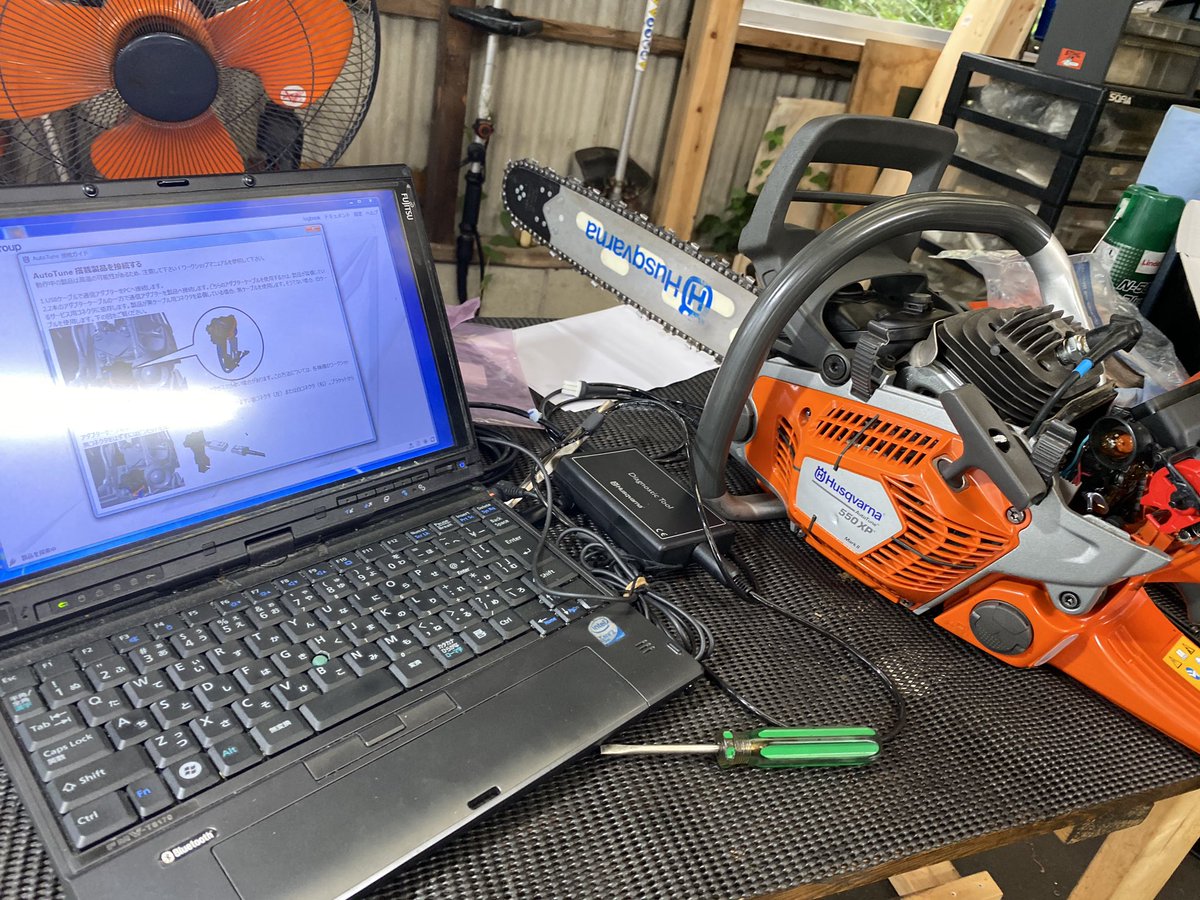 fumihiko_ono's tweet photo. 欧州メーカーのチェンソーは電子キャブが主流になりつつあり、パソコンに繋ぐと諸所のデータと部分的な診断が可能です。うちみたいな農機具屋にはあんま縁が無かったので楽しいです。
#ハスクバーナ #550XP https://t.co/3LjS4wvvZV