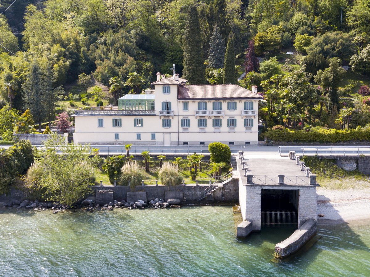 stresabiz's tweet photo. Are you a lover of water, sports and sailing? #Period #villa in perfect condition #forsale with #dock and exclusive #beach, indoor #swimming #pool and the secular #park. #stresaluxuryrealestate #PapurelloLuxuryRealEstate #italiannetworkrealty 
Visit: https://t.co/A8K5Xo2j8a https://t.co/QAdXiU6NuT