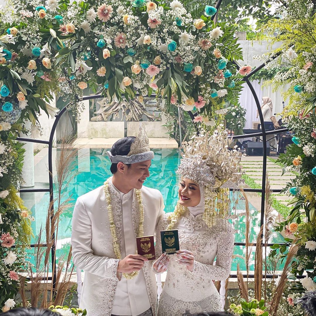 _kadafimoch's tweet photo. Ternyata kalo jodoh pasti di permudah dan di percepat. 
Selamat Dinda Hauw dan Rey Mbayang. Semoga langgeng jadi keluarga sakinah mawadah warahmah. Aamiin 😇
#maujugalahbegini 

From This                        To This https://t.co/I8wywjdCL2