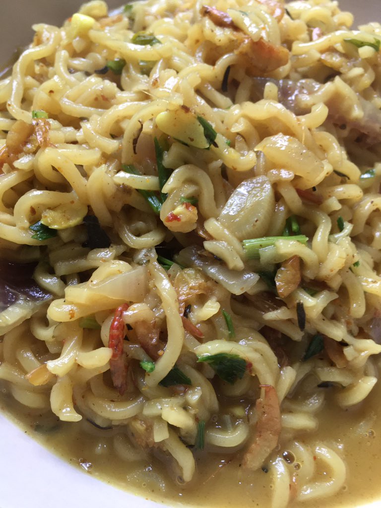 Chefayo_NG's tweet photo. This rain has inspired a beautiful Friday morning, raining cat and dog but Iโm preparing a hot chilli noodles using lot of herbs n spices e.g Celery, Coriander, Mint, Spring onions, brown onions, fresh garlic, ginger, turmeric and Iโm playing my Selfmade DJ mix. #Abuja #Chefayo https://t.co/QlF6LfZR8p