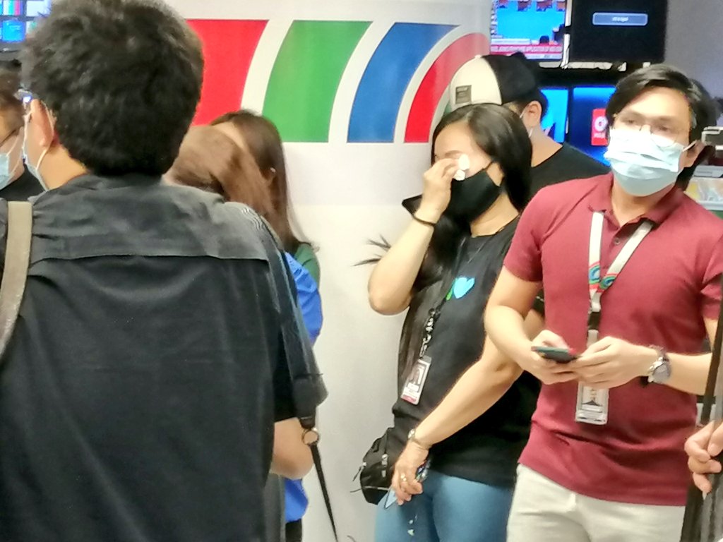 anjo_bagaoisan's tweet photo. Emotions high at the ABS-CBN Newsroom following the House "Yes" vote to deny the network's franchise. Others continue work. We still have news to put out. 

Our boss Ging Reyes stopped to comfort an unconsolable long-time news producer.

A few of the 11,071 agrieved today. https://t.co/k23iAKxgkF