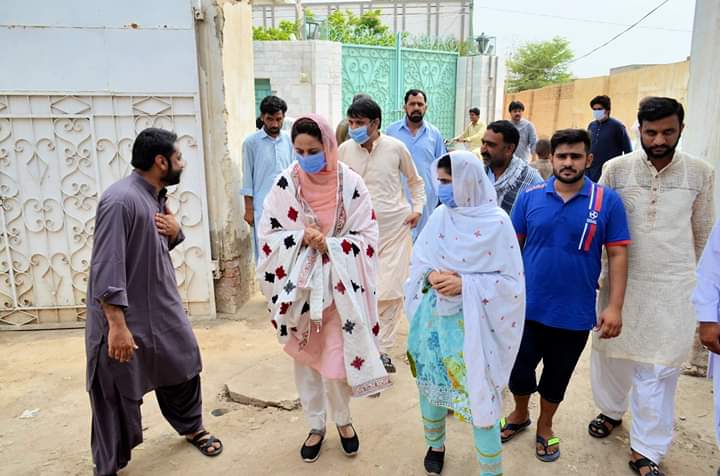 NadirKhanPTISMT's tweet photo. ڈیرہ غازیخان۔۔۔وزیر مملکت برائے موسمیاتی تبدیلی محترمہ زرتاج گل وزیر نے پی ٹی آئی کے سینئر رہنما سردار نعیم خان بغلانی کے انتقال پر انکے اہلخانہ سے اظہار تعزیت و فاتحہ خوانی کی
انہوں نے مرحوم کی مغفرت،اعلی درجات اور پسماندگان کے لیے صبر جمیل کی دعا کی۔۔۔
@zartajgulwazir
#NA191 https://t.co/r2EKXgFlwc