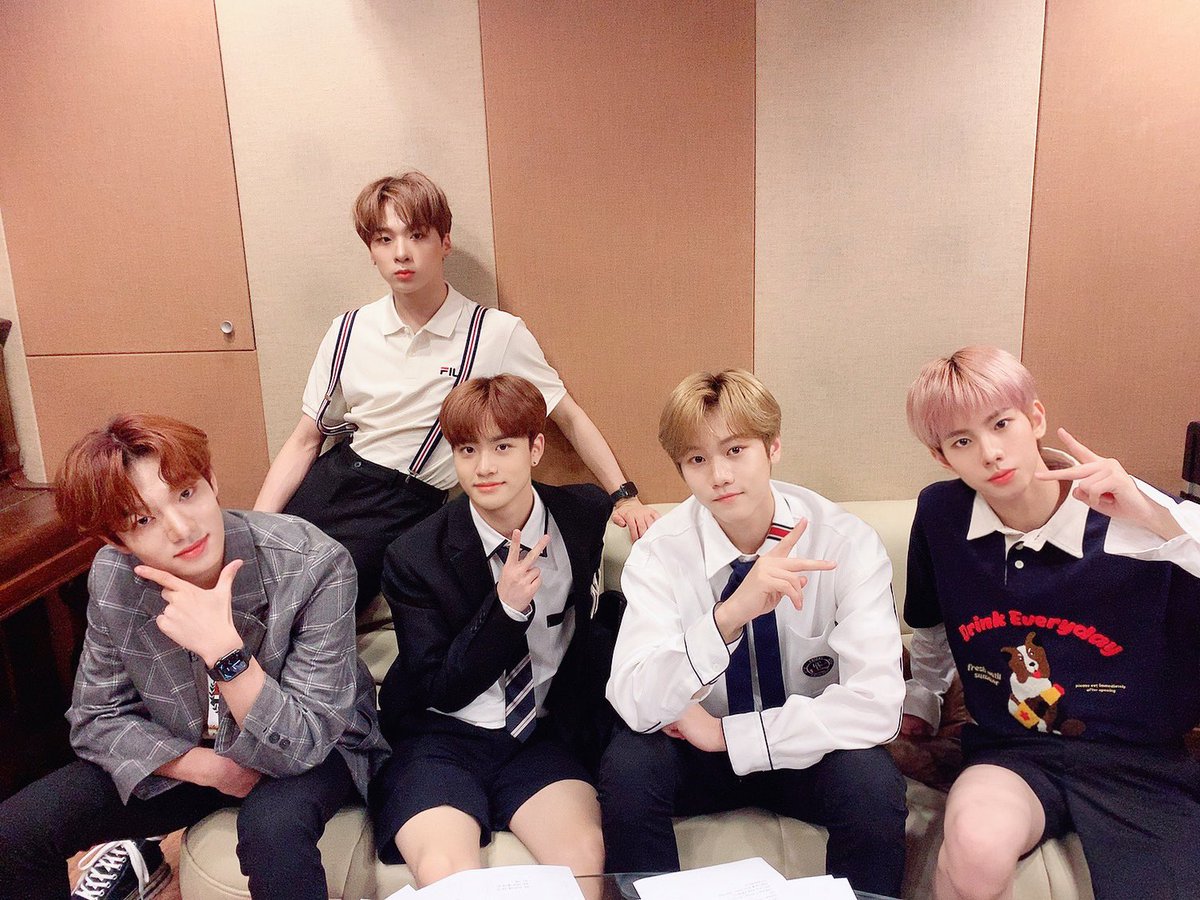 McndOfficial_'s tweet photo. [#韓ON! BOX!!] BEHIND PHOTO 📷

첫 MC 아닌게 227% 틀림없어!

#MCND #캐슬제이 #Castle_J #빅 #BIC #민재 #MINJAE #휘준 #HUIJUN #윈 #WIN #칸온박스 https://t.co/38lizogDF5