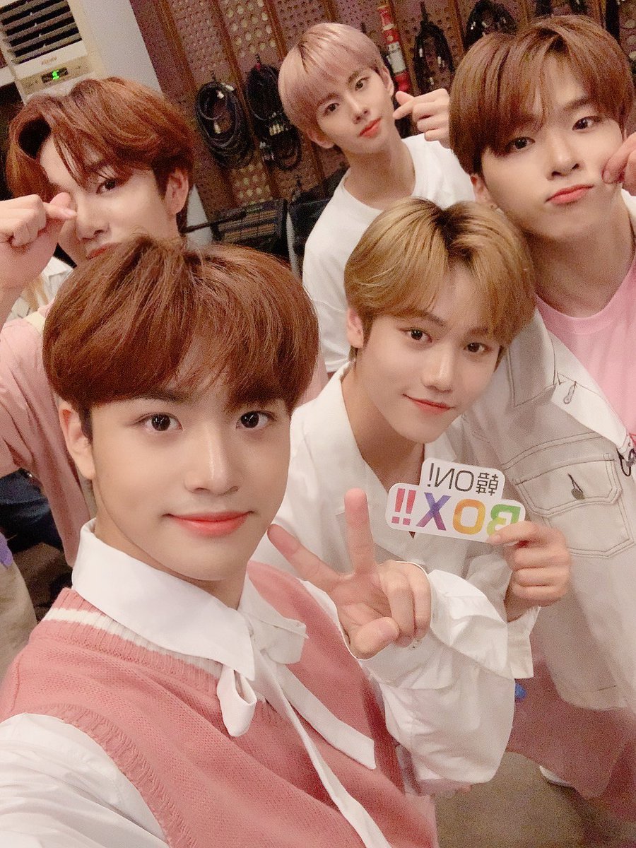 McndOfficial_'s tweet photo. [#韓ON! BOX!!] BEHIND PHOTO 📷

첫 MC 아닌게 227% 틀림없어!

#MCND #캐슬제이 #Castle_J #빅 #BIC #민재 #MINJAE #휘준 #HUIJUN #윈 #WIN #칸온박스 https://t.co/38lizogDF5