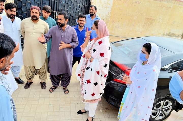 NadirKhanPTISMT's tweet photo. ڈیرہ غازیخان۔۔۔وزیر مملکت برائے موسمیاتی تبدیلی محترمہ زرتاج گل وزیر نے پی ٹی آئی کے سینئر رہنما سردار نعیم خان بغلانی کے انتقال پر انکے اہلخانہ سے اظہار تعزیت و فاتحہ خوانی کی
انہوں نے مرحوم کی مغفرت،اعلی درجات اور پسماندگان کے لیے صبر جمیل کی دعا کی۔۔۔
@zartajgulwazir
#NA191 https://t.co/r2EKXgFlwc