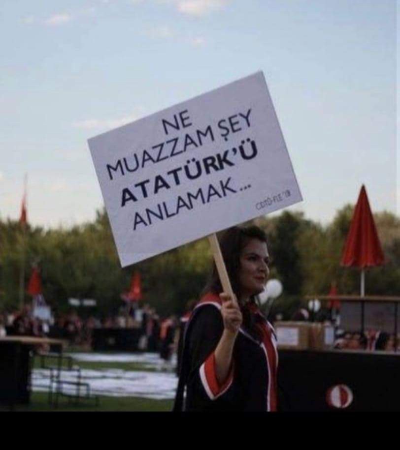 Ne güzel şey, seni anlamak..
Yolunda, yorulmadan yürümek..
Fikirlerin ve devrimlerini yaşatmak için, mücadele vermek..
Ah....., ne güzel şey, seni sevmek..
   Günaydın dostlar..💐
