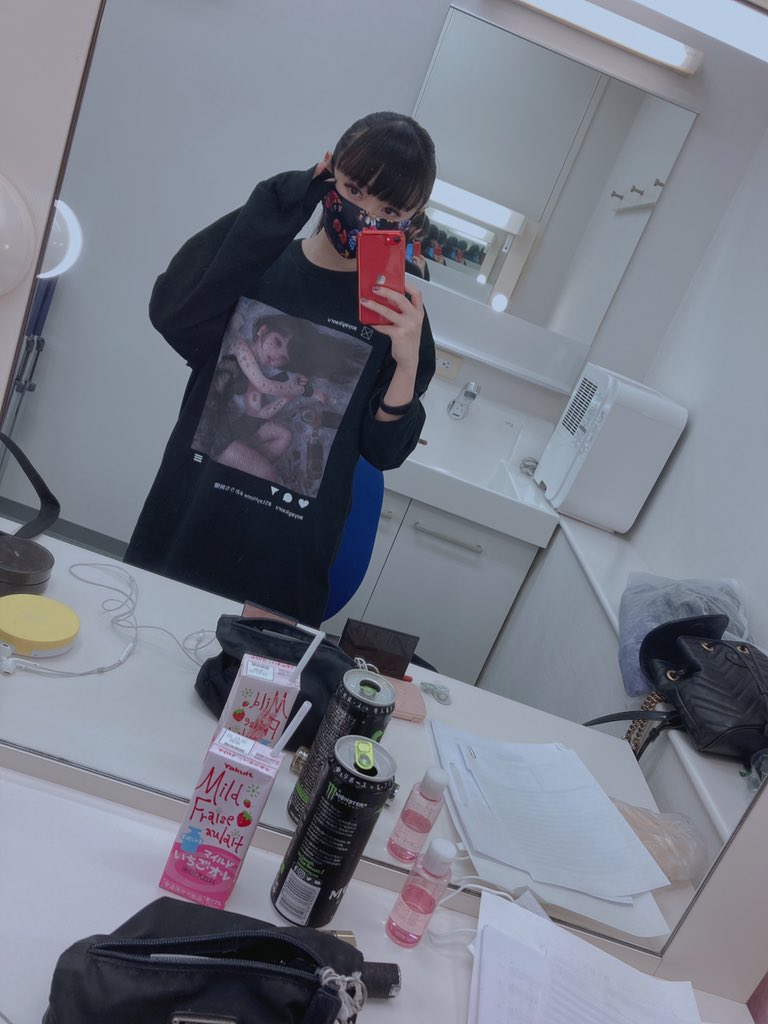 0oWatashi00's tweet photo. ・いま心に決めたこと
自分の鏡前をちゃんと綺麗に使うぞ、、、綺麗に整理整頓、、、楽屋を散らかさない散らかさない、、、 https://t.co/iCtSKVwwTz