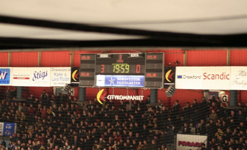 AIK_blogg's tweet photo. Känner du igen dig? Gamla ishallen. Följ med på en vandring genom den. Eller rättare sagt en löpning, för att få den platsen man vill ha på ståplats. Köp resultatlotter hos Assar. Klappa med i den stegrande klappen. Vi hyllar Ishallen. https://t.co/PLezb1NGBD