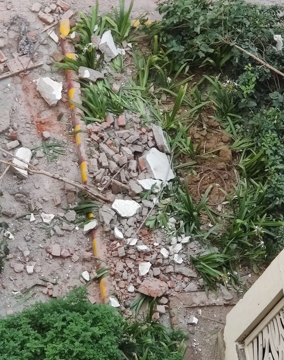 CARAHULMOONDRA's tweet photo. @noida_authority @rituias2003 @dmgbnagar @noidapolice @ShoPsSec49 @Uppolice @myogiadityanath @CMOfficeUP 

Big chunk of plaster breaking all iron rods has fallen in mahagun moderne sec 78 noida, this is repeated in this society (1/2) https://t.co/KwSG0hKULb