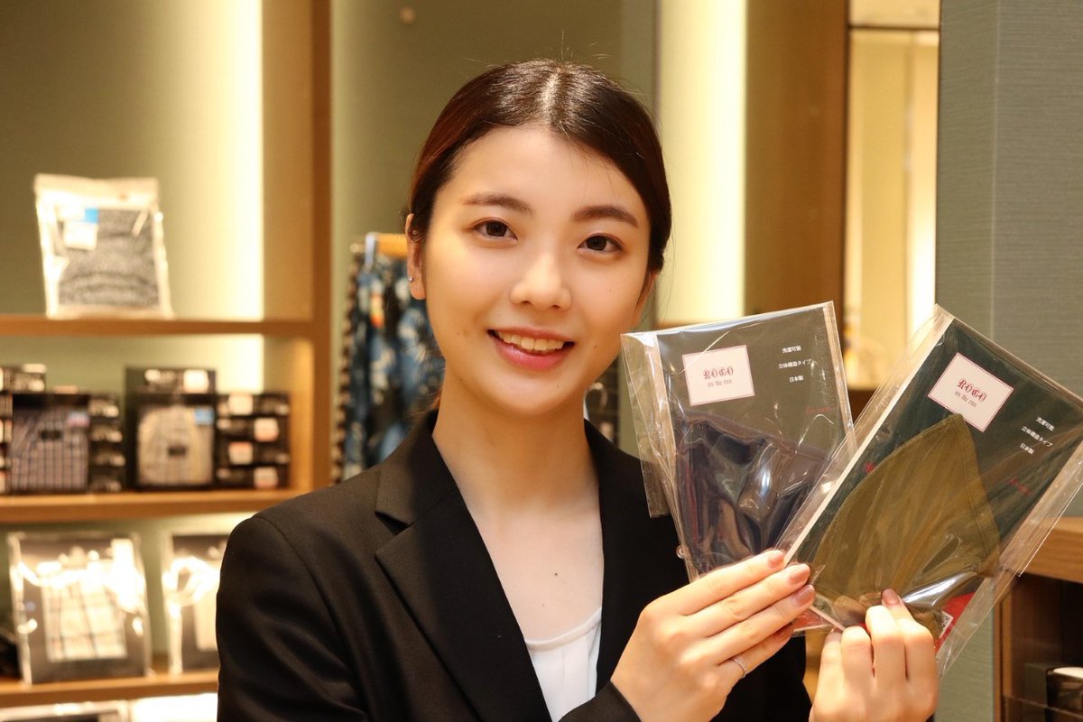 日本橋三越本店 Mitsukoshi マスクでもかっこいいを追及したい Roco On The Run ロコ オン ザ ラン のフォルムが美しいニットマスクはいかがですか 日本製綿100 のジャージ素材で 洗って使えます ネイビーとカーキの2色セットで男性サイズのみの
