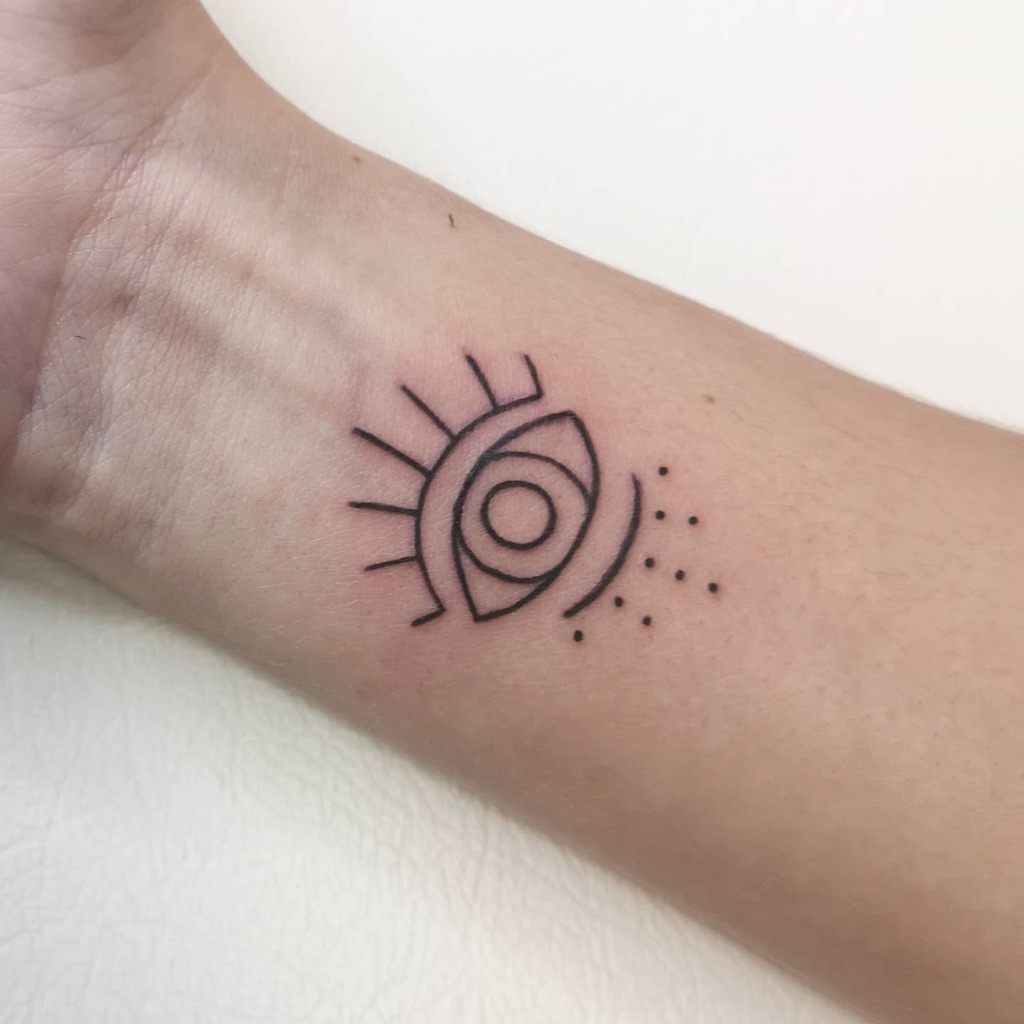 Galliane's tweet photo. Œil grec pour Appoline ! 👁️
.
#ink #inked #inkedgirl #tatouage #tattoo #oeilgrec #greekeye #minimalisttattoo https://t.co/2UQh73f9Zj https://t.co/q61mUvC0IZ