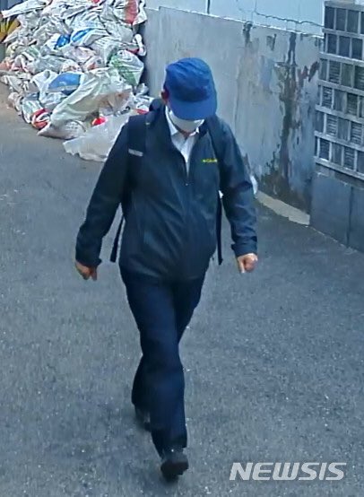 거기!
모자 쓰신 분!

가지마요!
가지마.ㅜㅠ

공관으로 돌아가라구!

문재인 대통령이 레임덕 없이 5년을 
제대로 하는 게 중요하다면서요.

ㅜㅠ
돌아가요..