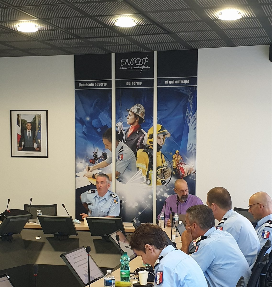 ENSOSP's tweet photo. Dernière semaine de #formation organisée par #FORCRISE pour les élèves-colonels #ESD Au programme : la #communication de #crise #médiatraining ; #RETEX #Lubrizol ; #RETEX #attentats avec le #général #Boutinaud ; échanges avec le #DIRCOM @EDFofficiel, relations #SDIS- #PCASDIS... https://t.co/UXguVxmx9E