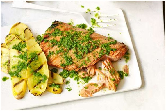 !!INCREIBLE!!  Salmón salvaje a la parrilla con pesto de ajo y calabaza de verano
Requiere los tallos jóvenes y suaves y los capullos de ajo de cuello duro sin abrir. . fuente: epicurious.com #espaciogourmet #gourmet #Salmon #spanishfood #spanishfish