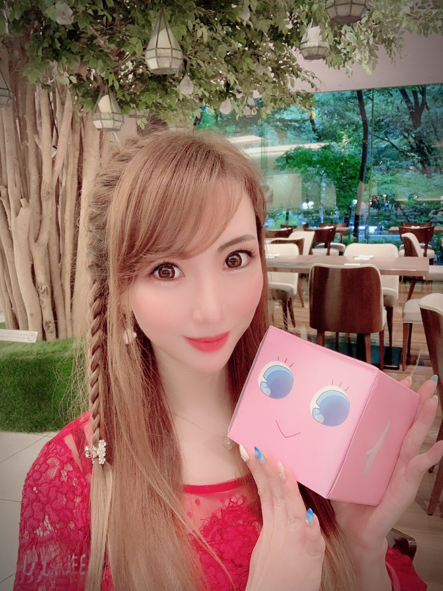 体入ショコラ 公式 Oo あの 普通にファンです 元アマテラスの カリスマ キャバ嬢 明星優花 さんが 箱ショコラちゃん と お写真撮ってくださいました 引き続き配信楽しみにしてます 毎日ライブ生配信中 17live