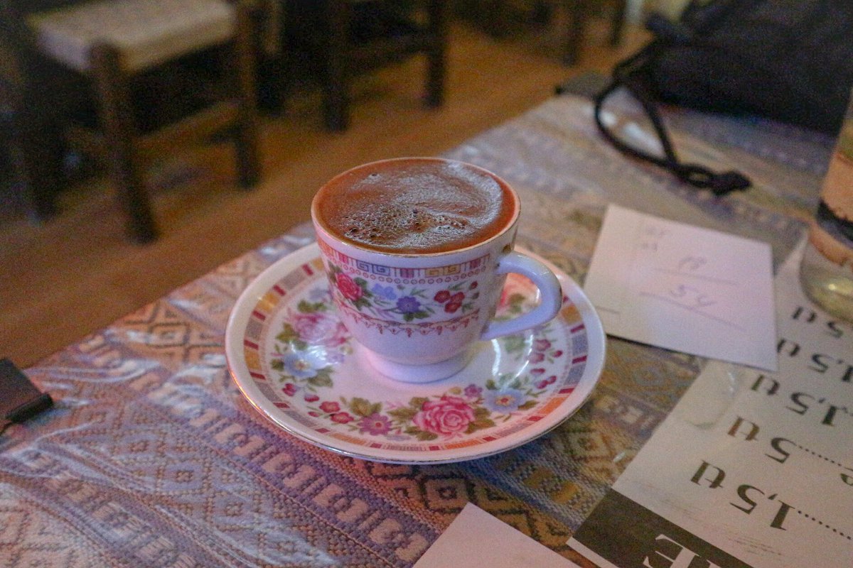 【海外のカフェメニュー☕️】

ターキッシュコーヒー☕️

トルコのコーヒー🇹🇷
小さなコーヒーカップにいれてくれます。コーヒーをすり潰し、そこに砂糖を入れてポットで煮出した濃いコーヒー☕️

粉を飲まないように上手に飲むのにコツがいりました！コーヒーカップが可愛くたくさん頼みたくなります🌷