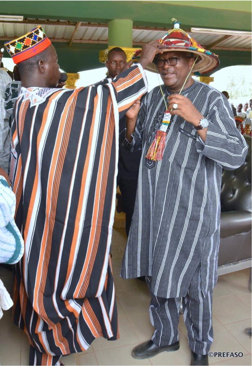 Aimeilboudo's tweet photo. Naba Sigri de Saponé offre le Chapeau de Saponé à son excellence Rock Marc KABORE !

EN RAPPEL, LE CHAPEAU DE SAPONÉ A ÉTÉ LABELLISÉ LE SAMEDI 4 JUILLET, UN OBJET DE LA CULTURE DU #BURKINA #FASO VALORISÉ EN PLUS DES PICS DE SINDOU, LE PIC DU NAHOURI, LES TANNERIES DE KAYA. https://t.co/oV1XMT57v1