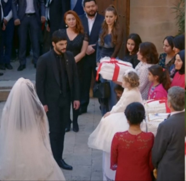 Kim bilir ne hayallerle umutlarla yaptığı çeyizinin bile nereye gittiğini bilmiyor Reyyan Gönül sadece başını ceviriyo görmezden geliyo susuyor Reyyanın ne suçu vardı kendi babası bile değildi tek başına ödedi intikamın bedelini başına silah dayandı onlar yüzünden