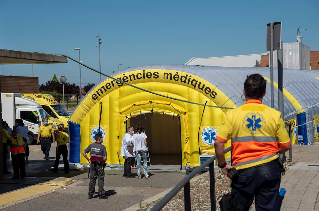 elmundotoday's tweet photo. Sanidad alerta de que el coronavirus se transmite también a través del catalán https://t.co/56bo9YWJBi https://t.co/tJQ3Git1fU