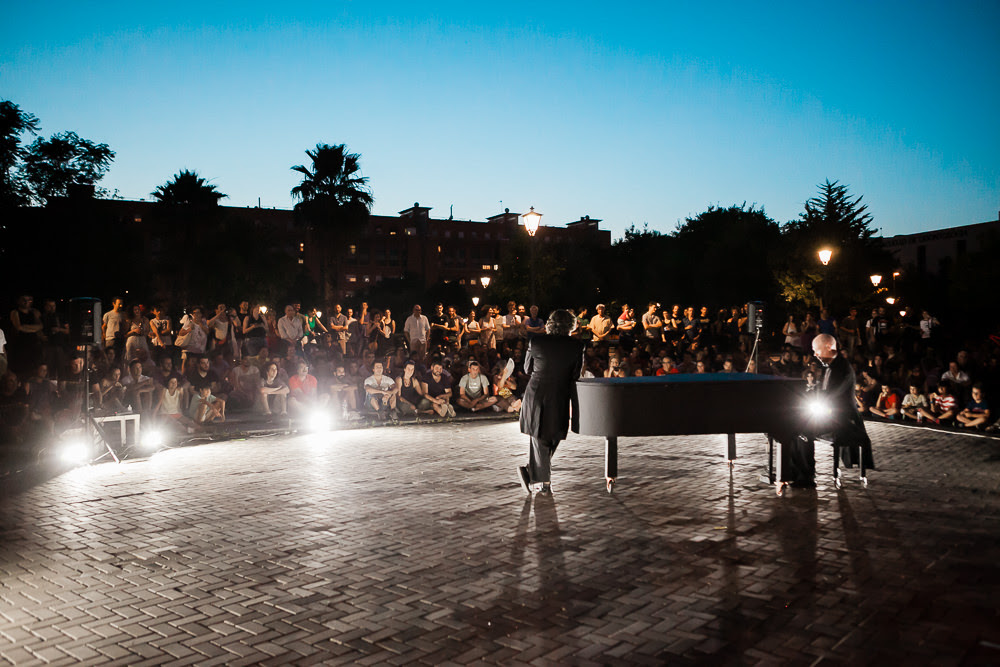 CulturaCuenta's tweet photo. Hoy y mañana, en el Festival Anfitrión, vive una gran noche de verano con clown, música y danza 🥰

En @Alcazabaalmeria, Lolo Fernández &amp; Cía con "Piano, piano".

En #Itálica, @CiaMarcoyChloe con "Los cuerpos celestes"

Info y venta de entradas en:
https://t.co/Ousyj5XyyO https://t.co/HgoXeT9Umm