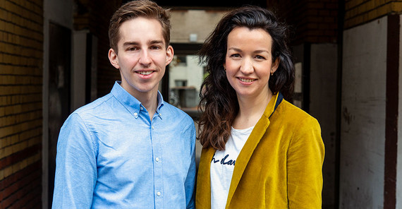 unipotsdam's tweet photo. Prickelt und schmeckt – Start-up „Noa Drinks“ entwickelt einen #Gin #ohneAlkohol: https://t.co/xsGU9HECQE

#UniPotsdam #Forschung #startup #NoaDrinks #alkoholfrei #alkoholfreieAlternative #PotsdamTransfer @potsdamtransfer #Gründungsservice #EXISTGründerstipendium  @BMWi_Bund https://t.co/1OgT1291C5