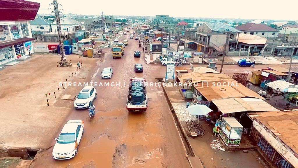 OyooQuartey's tweet photo. Whenever I drive on this catastrophe of a road called Nana Krom, i ask myself which government sits idle and watches it's citizen suffer needlessly?🤔😑 #citiCBS https://t.co/gYZ7k3O40p