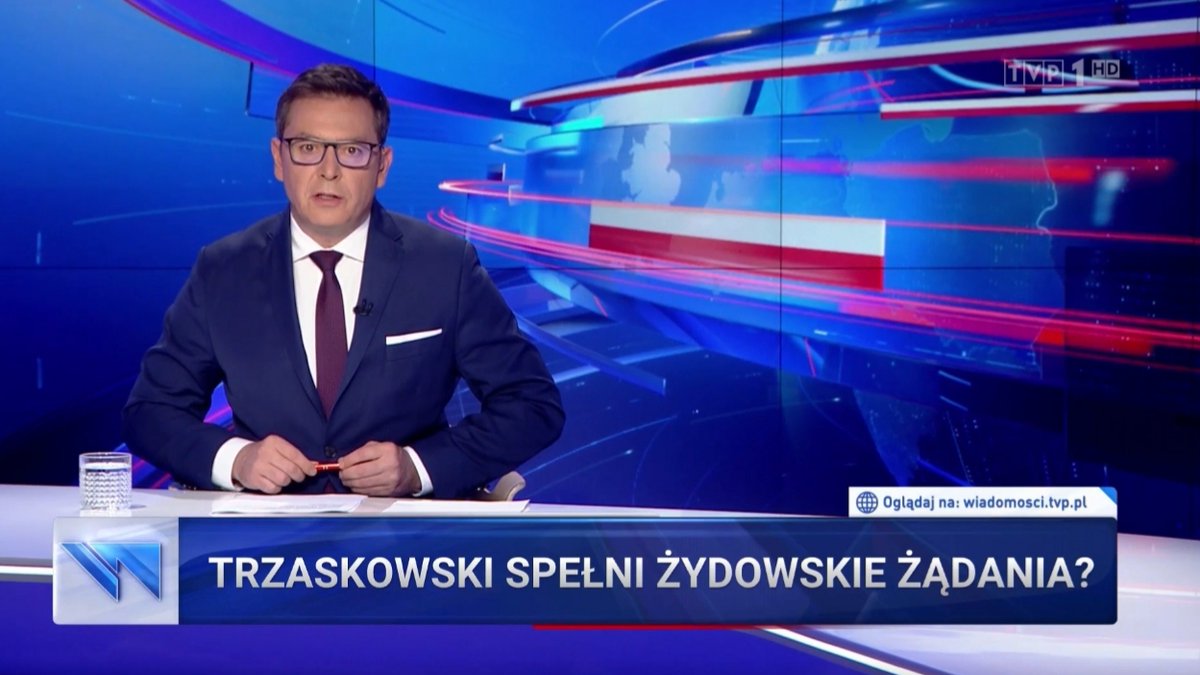 AJC_CE's tweet photo. What's wrong with Polish public TV? The evening news @WiadomosciTVP is seemingly obsessed with #LGBT &amp; #Jews.
Yesterday, it again warned against "satisfying Jewish demands." Is that b/c you assume this hateful campaign would speak to many Poles? Think abt what message that sends. https://t.co/N8PPBdalNt