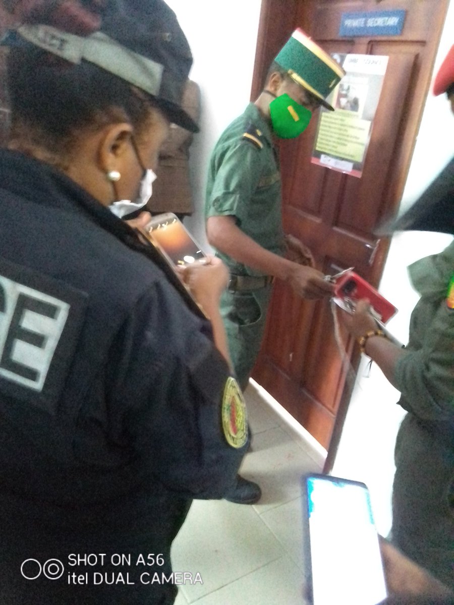 Limbe1Council's tweet photo. and the commissioner of the 1st district police station accompanied by the deceased family who verified and took his personal belongings https://t.co/5IFDH7S90r