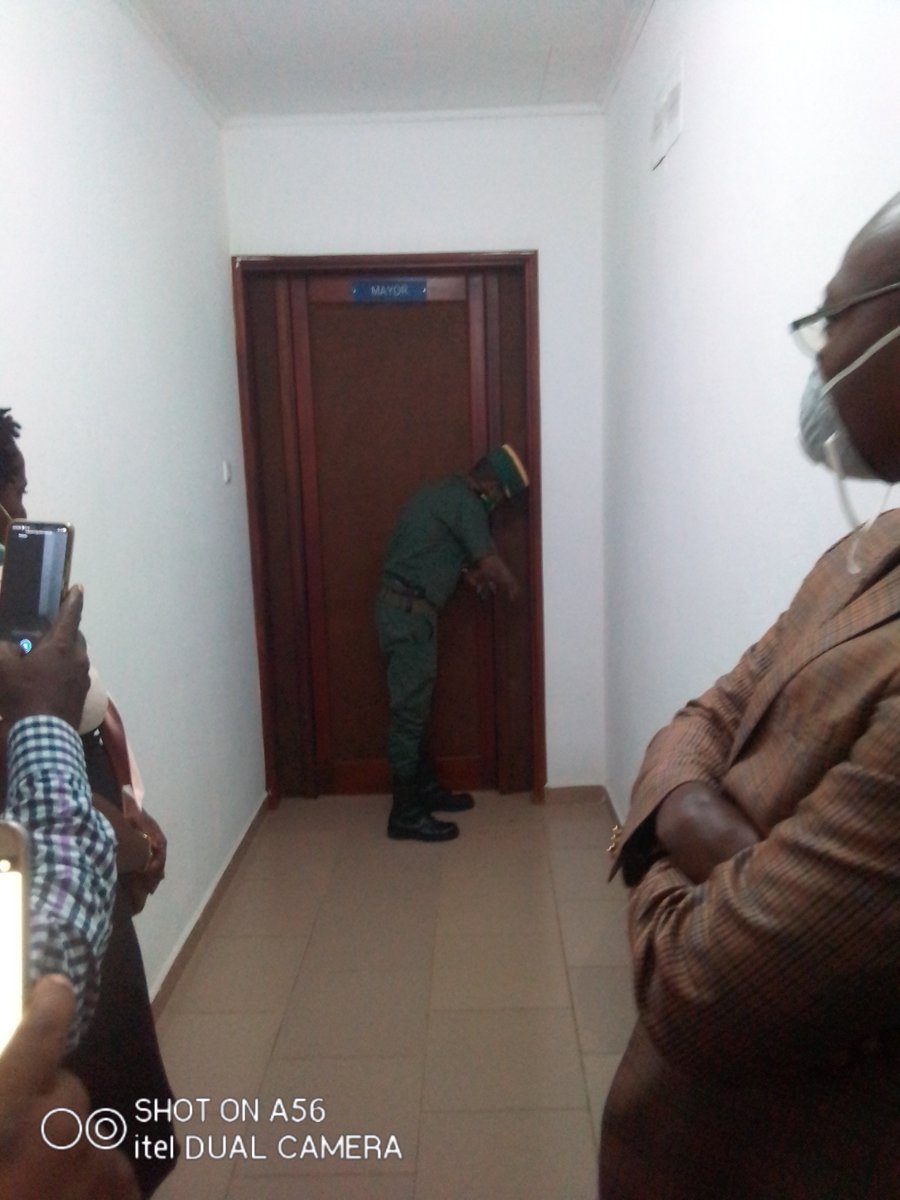 Limbe1Council's tweet photo. and the commissioner of the 1st district police station accompanied by the deceased family who verified and took his personal belongings https://t.co/5IFDH7S90r