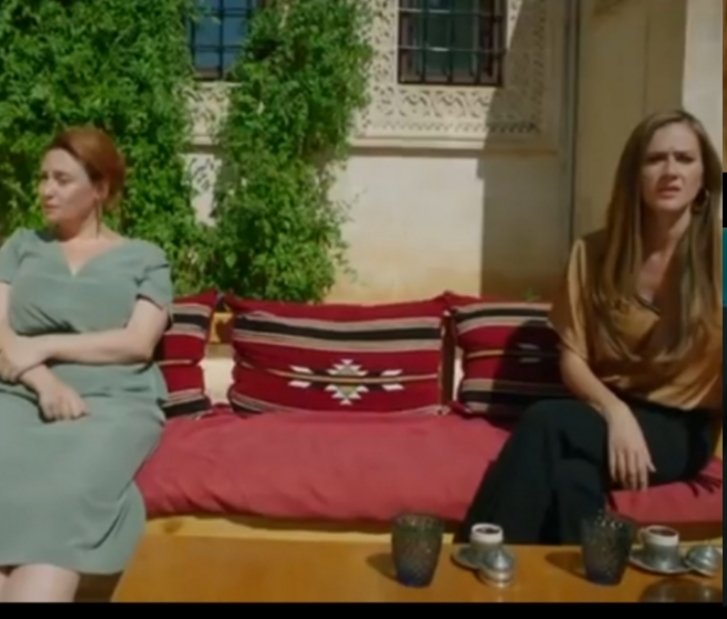 Reyyan kaçılırken annesiyle kahve içiyor siz Gönülü nasıl savunuyorsunuz hangi kafa yapısıyla düşünceyle ya!!!