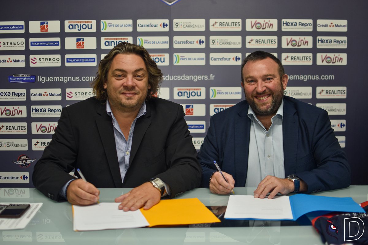 ✒️ | Signature de la convention Ducs d'Angers / AHCA
-----

Ce matin, le Président des <a href="/DucsdAngers/">Les Ducs d'Angers</a>, <a href="/juretm/">Michaël Juret</a> et le Président de l’AHCA, <a href="/David__COLIN/">David COLIN</a>, étaient réunis pour signer la convention liant les clubs pour les 4️⃣ prochaines années.

👉 Communiqué : bit.ly/2ZV2Yuz