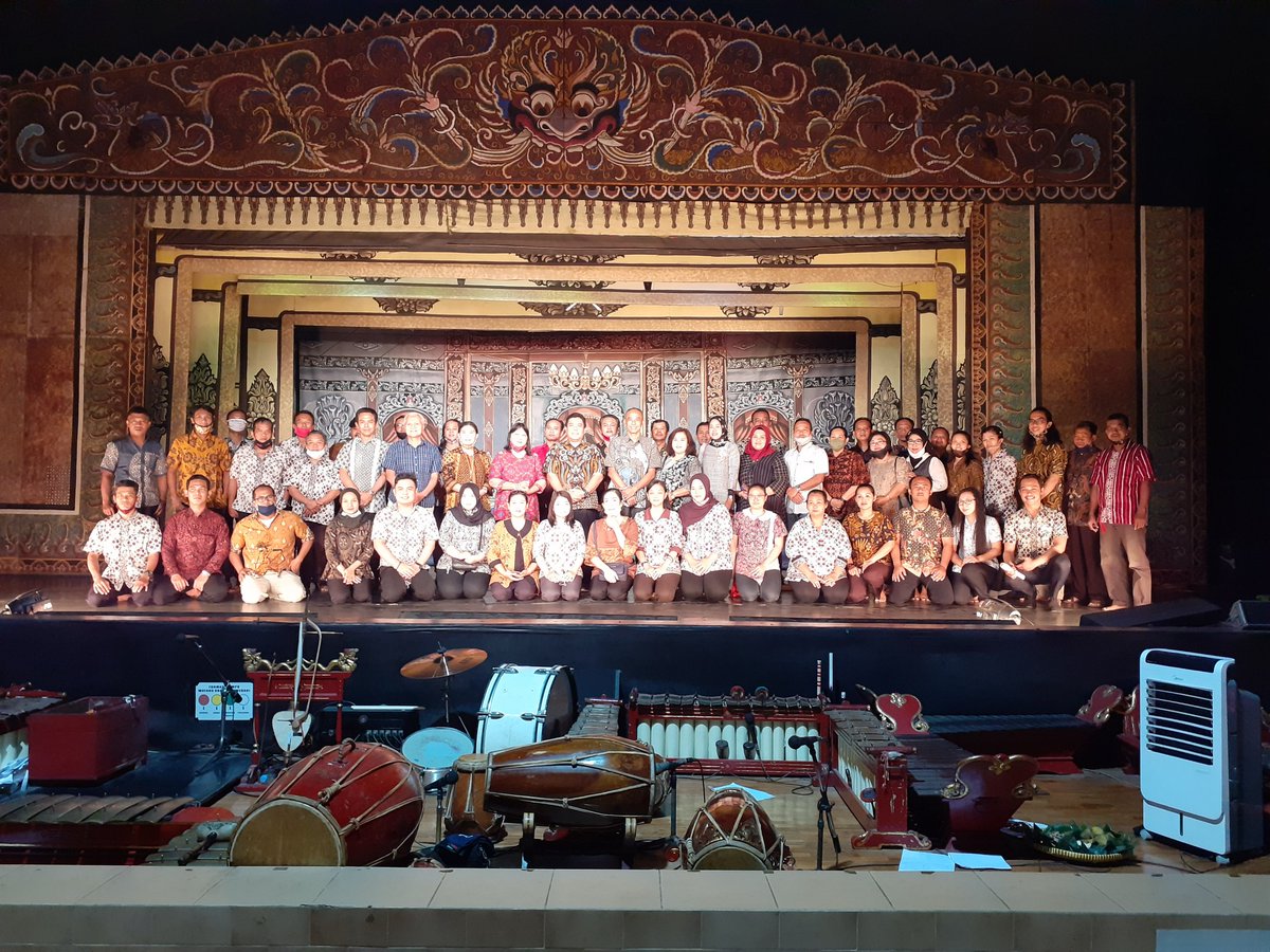 OrangWayang's tweet photo. Lepas Sambut Dinas Kebudayaan Kota Surakarta.
Bpk. Kinkin Sultanul Hakim, kepada Bpk. Agus Santoso,M.M 
#SalamBudaya #Solo #Surakarta #JawaTengah #Indonesia https://t.co/pxZPHjOPH4