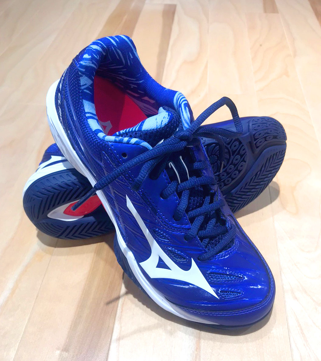 Mizuno_Tokyo's tweet photo. REACH BEYOND COLOR
【WAVE CLAW SP】が入荷しました!
スピードシリーズの限定カラーです✨
光沢のある青だけでなく履き口にもデザインが!
¥13000+tax/22.5〜28.0cm
⚠️限定シューズなのでお早めに!
#MIZUNOTOKYO #ラケットスポーツ #badmint #バドミントン
#シューズ #限定カラー https://t.co/FOxfMSS44u
