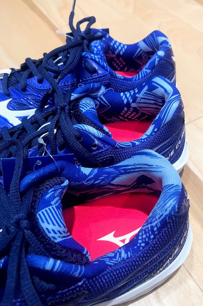 Mizuno_Tokyo's tweet photo. REACH BEYOND COLOR
【WAVE CLAW SP】が入荷しました!
スピードシリーズの限定カラーです✨
光沢のある青だけでなく履き口にもデザインが!
¥13000+tax/22.5〜28.0cm
⚠️限定シューズなのでお早めに!
#MIZUNOTOKYO #ラケットスポーツ #badmint #バドミントン
#シューズ #限定カラー https://t.co/FOxfMSS44u