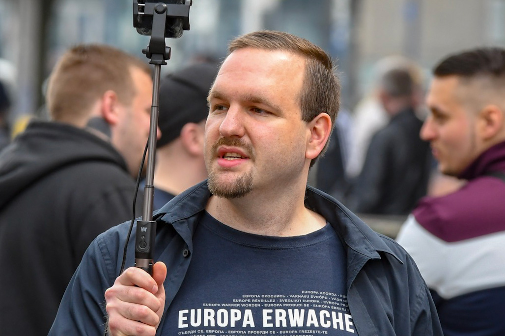 ER_Bund's tweet photo. Der 14-monatige Gefängnisaufenthalt von Die Rechte-Chef Sascha #Krolzig dürfte kurz bevor stehen. Die Neonazis sprechen selbst davon und Krolzig stellt seinen Online-Shop offline. Das @BVerfG hat seine Verfassungsbeschwerde nicht angenommen. https://t.co/IUZmu9VAg8 https://t.co/g9d7nFqhaG