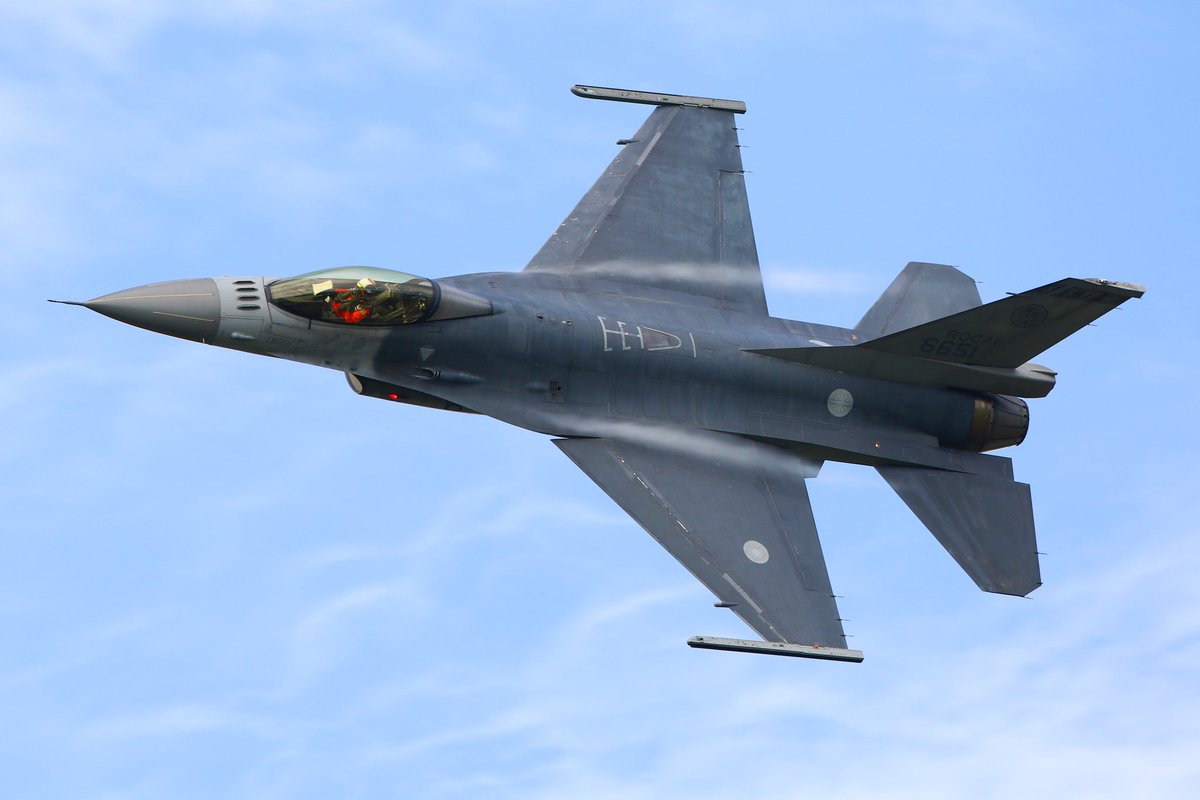 gamblers21's tweet photo. F-16 Solo demo,ROCAF

#rocaf #f16 #solodemo #demoteam #rcku https://t.co/vgNYYwcUJ5