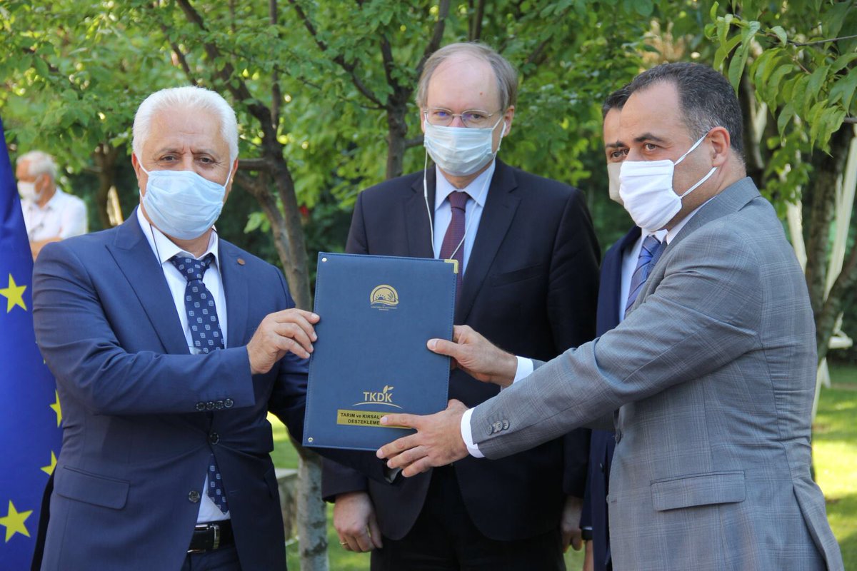 LEADER’DA İLK HİBE SÖZLEŞMESİ İMZALANDI

Haberin detayı için tıklayınız:
tkdk.gov.tr/Duyuru/leader-…
 
#ipard #leader #hibe  #kırsaldahayatvar
<a href="/TCTarim/">T.C. Tarım ve Orman Bakanlığı</a> <a href="/bekirpakdemirli/">Dr. Bekir Pakdemirli</a> <a href="/ABBaskanligi/">T.C. Dışişleri Bakanlığı Avrupa Birliği Başkanlığı</a> <a href="/EUDelegationTur/">AB Türkiye Delegasyonu🇪🇺EU Delegation to Türkiye</a>