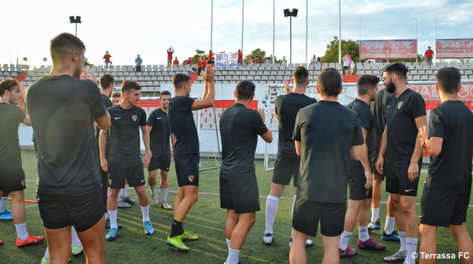 CanalTerrassa's tweet image. ⚽️El @TerrassaFC rep l'escalf de socis i aficionats en la recta final de la preparació per al play-off d'ascens #futbol #2aB #esportstrs 📸(Terrassa FC)
terrassadigital.cat/la-primera-pla…