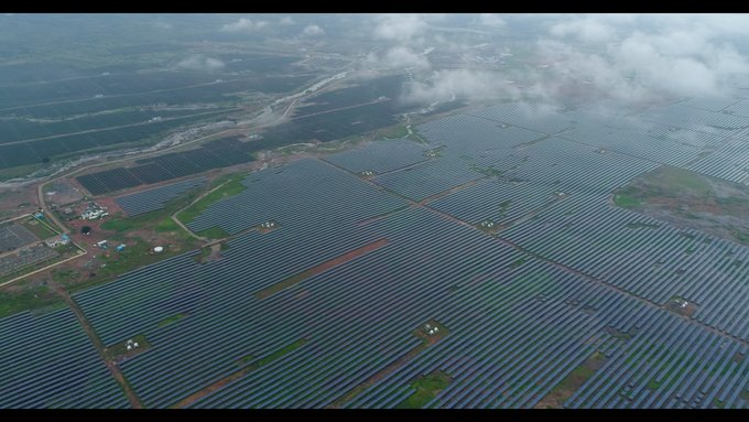 PrakashJavdekar's tweet photo. Dedication of #RewaUltraMegaSolar Project with 750 MW capacity by PM @narendramodi is a firm step in #AatmaNirbharBharatAbhiyan , conscious shift to green energy and will lead to cut in 15.7 lakh tonnes carbon dioxide emissions annually, equivalent to planting 2.6 cr trees. https://t.co/JrL4n13jE7