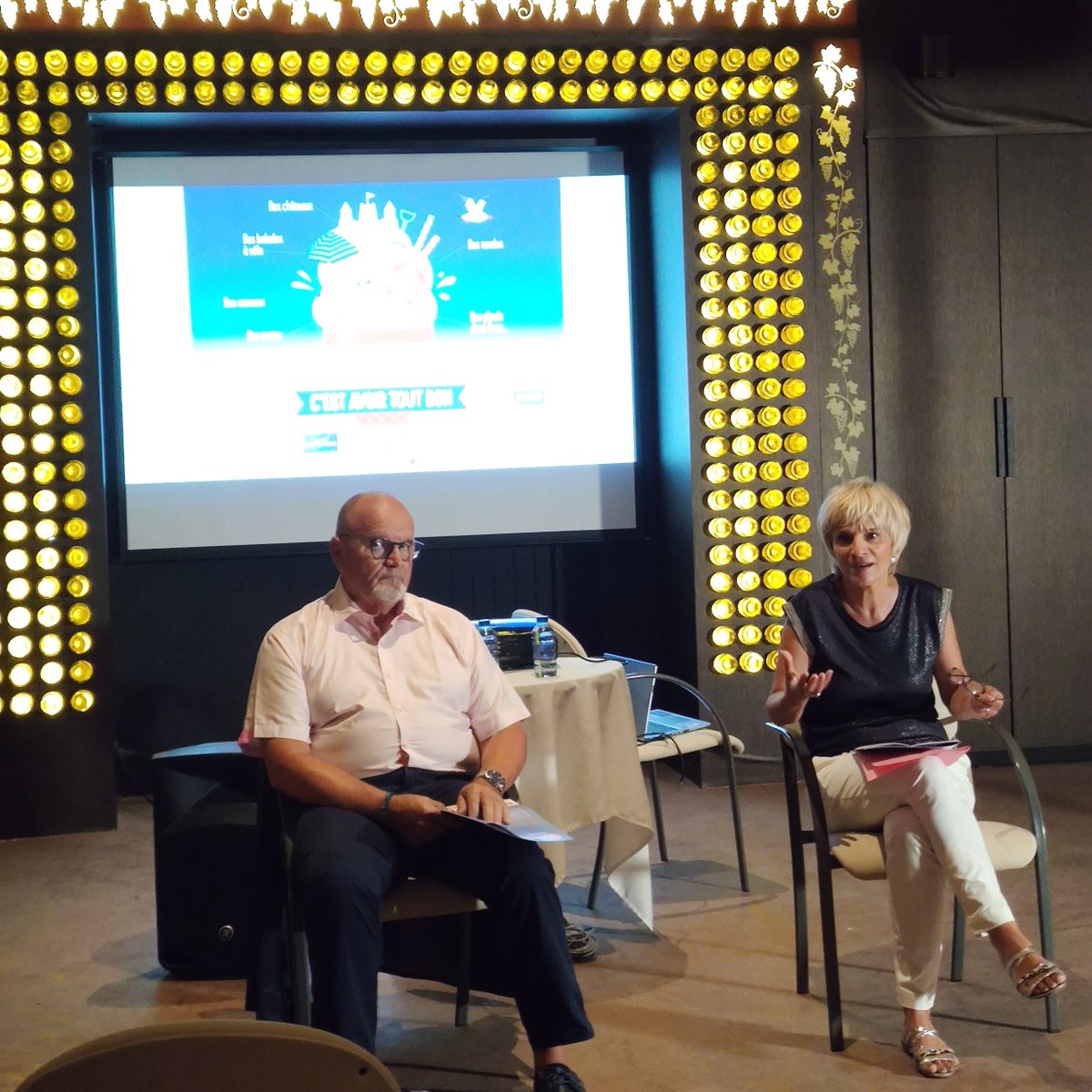 [Conférence] Hélène Sandragnier, présidente du conseil départemental de l'Aude ouvre la conférence. "Le consommer local peut s'élargir à toute forme d'activité. C'est ce qui nous anime dans ce programme : mettre en avant toute les richesses de l'Aude."

#audetourisme #conference