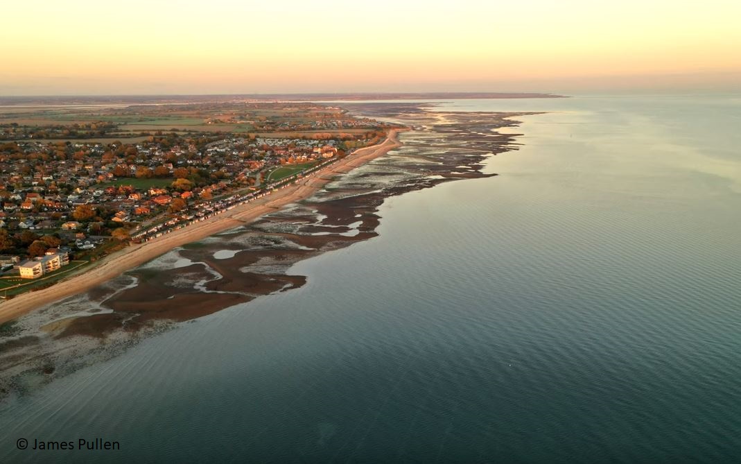 Welcome to today's virtual  #LowTideTrail. Mersea Island sits just off the coast of Essex, at the mouth of the Colne and Blackwater Estuaries near Colchester. Mersea has been inhabited since pre-Roman times & derives its name from the Old English meresig, or ‘island in the marsh’.