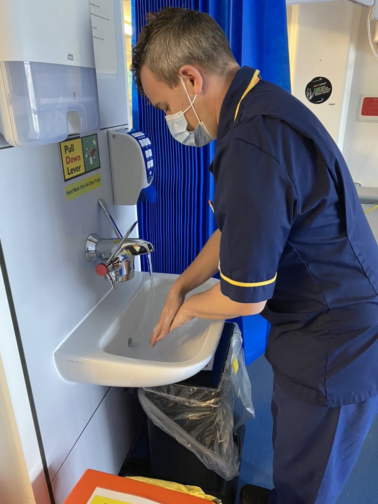 Senior Sister practising his 7 steps of hand washing for the glow box challenge on Level 9 today! Honeyford, Hexworthy, Hembury and Hartor all taking part! ✌🏻🦠 @mike_honey123  <a href="/howes_nat/">Nat Howes</a>  @sarahontarquil1 <a href="/EdCoxNHS/">Ed Cox 💙</a> @PlymouthIPCT #glowbox #ipc #alltheHs