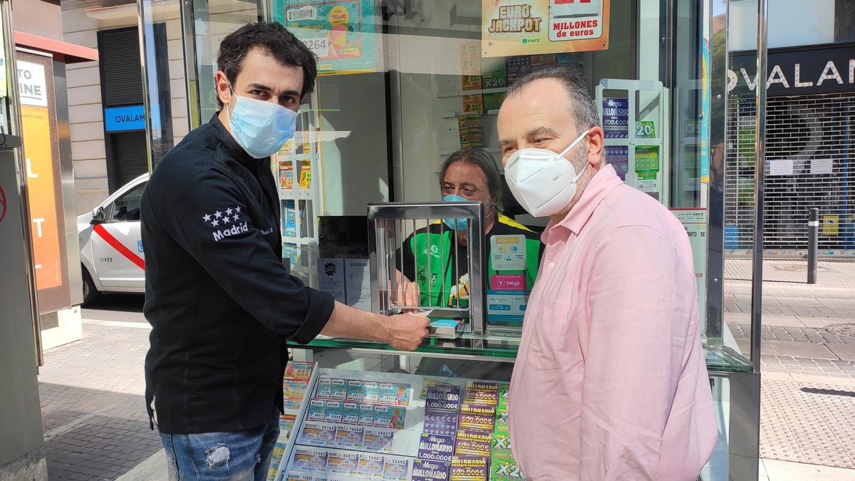 👍David Alfonso, Chef del grupo <a href="/TricicloMadrid/">Restaurante Triciclo</a>, muestra de nuevo su apoyo a la ONCE, tras acoger cachorros de #perrosguía o guiar tándems, ahora junto a nuestros vendedores en la nueva etapa #postcovid, como Pipu

#LaIlusiónPuedeConTodo #VuelveLaONCE