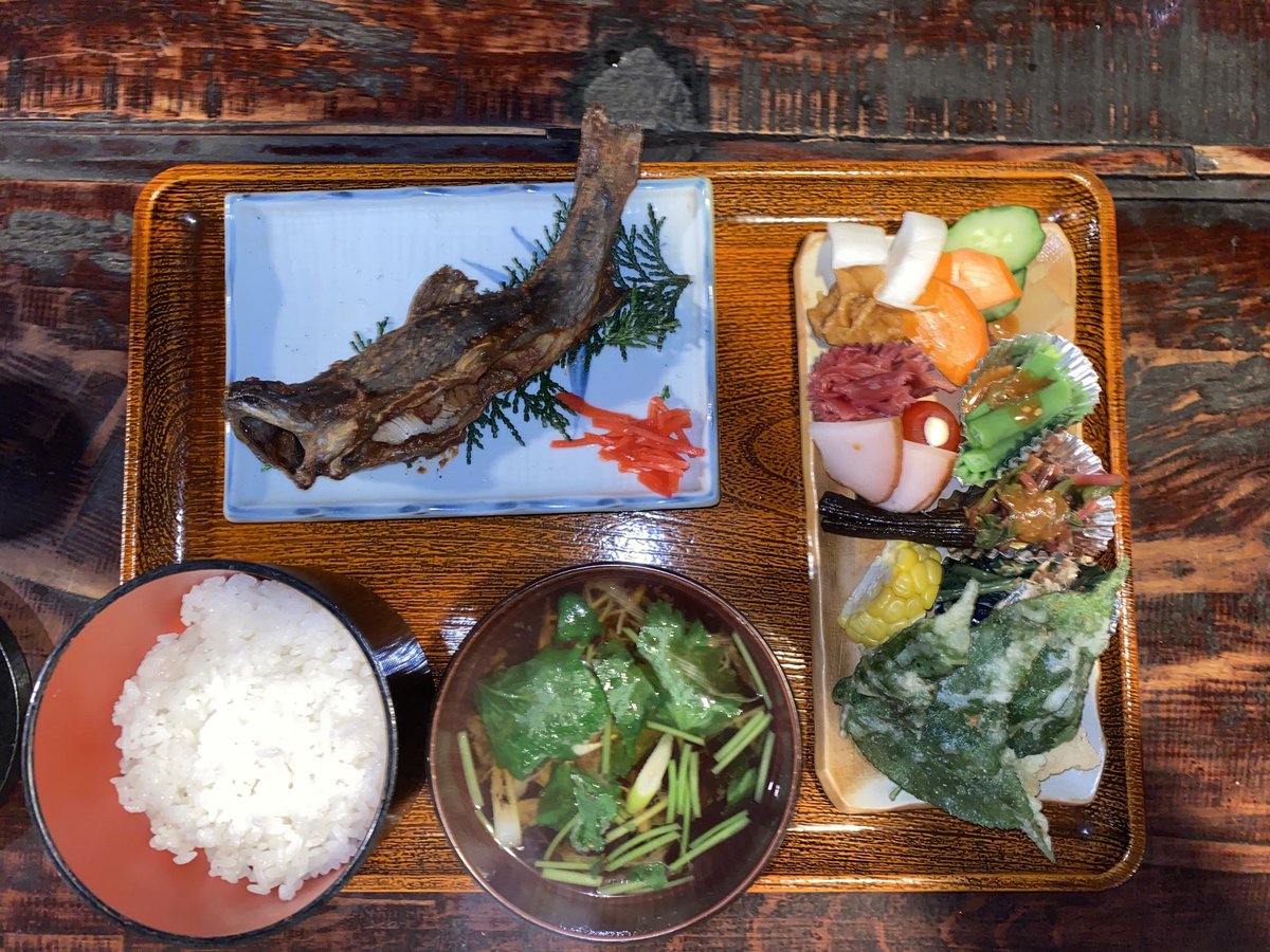 Shachoco Alphatauri 榛名神社の帰り道に 岩魚を囲炉裏で焼いて 食べさせてくれるお店を発見 田舎料理とかお蕎麦とか お切り込みもあり で 岩魚山椒味噌焼定食を食べました 岩魚が思ったよりぷっくりとしてたし 味噌味は新鮮だった 岩魚味噌焼き