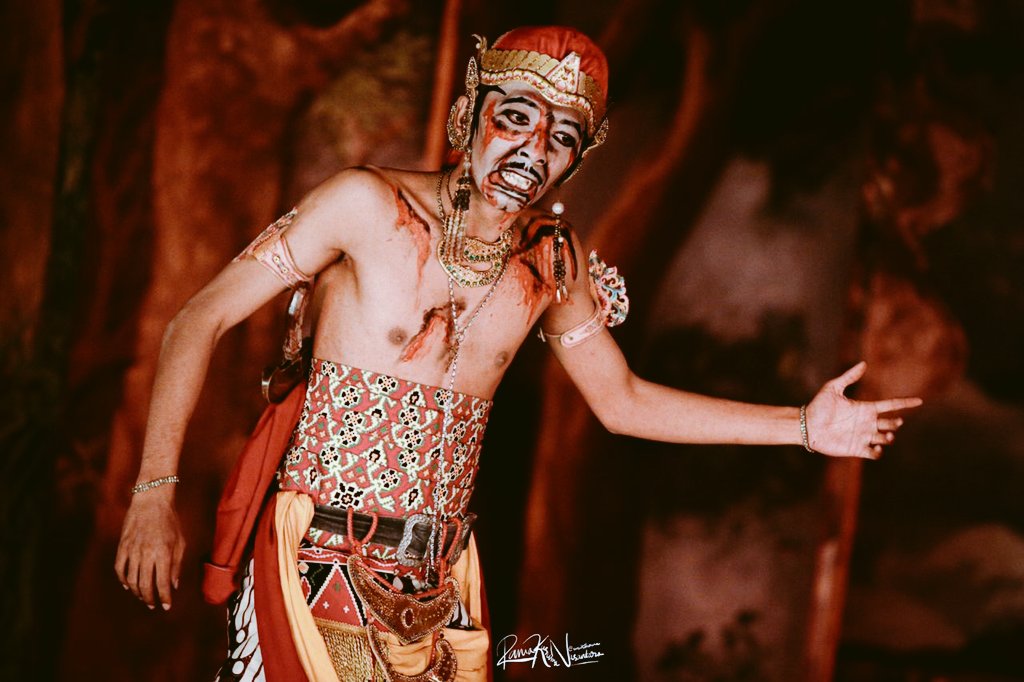 OrangWayang's tweet photo. Mahabarata. Pada mulanya Harya Suman berwajah tampan. Ia mulai menggunakan nama Sengkuni semenjak wujudnya berubah menjadi buruk akibat dihajar oleh Patih Gandamana.
Sangkuni terkenal sebagai tokoh licik yang selalu menghasut para Korawa agar memusuhi Pandawa. #salambudaya #java https://t.co/VQOpLZHrbW