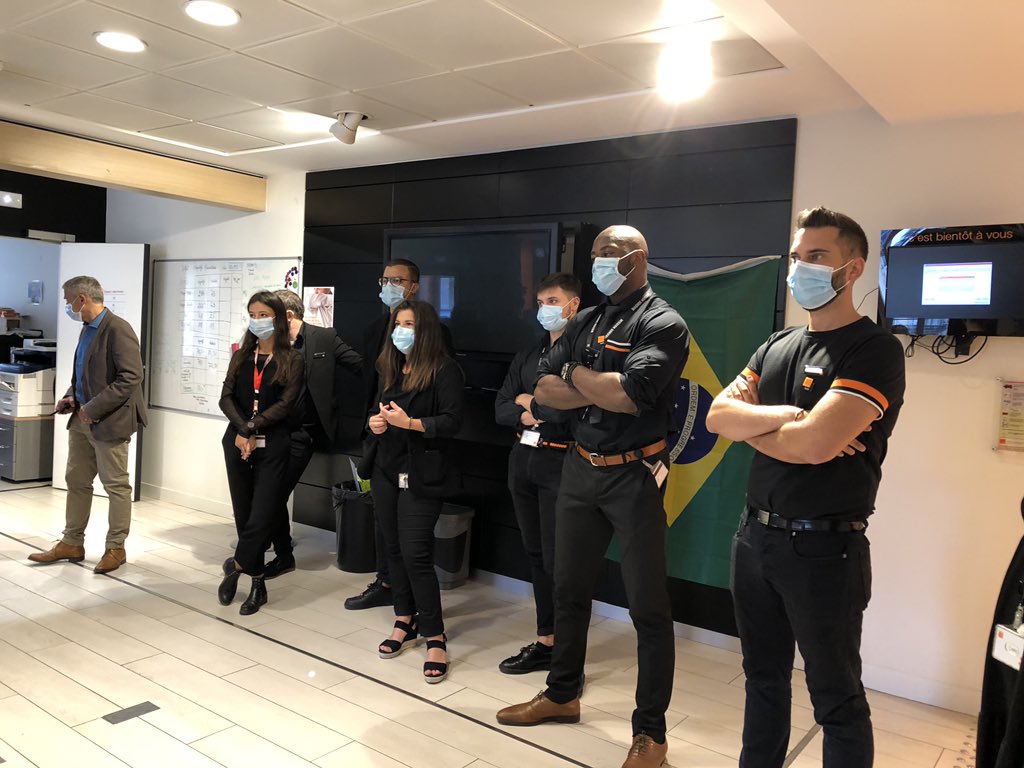 vlad_enea's tweet photo. Merci @Olivier_Mast pour ce moment d’échanges avec la belle équipe de la TGB de Bordeaux qui était ravie de votre visite @OrangeNvAquit @delmas_nathalie @SimperElisabeth
@SLanneluc @PatriciaGoriaux https://t.co/fJXG5nl3Dz