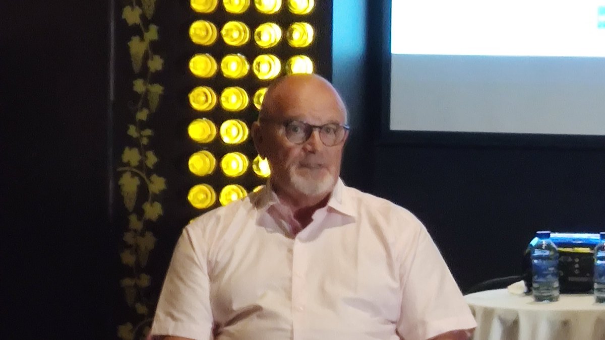 [Conférence] Jean-Luc Durand, conseiller départemental en charge des circuits de proximité. "Le projet d'alimentation territoriale : En 2016, les achats locaux représentaient environ 96 000€. En 2020, les achats locaux atteignent le million d'euros."

#bienmanger #conference